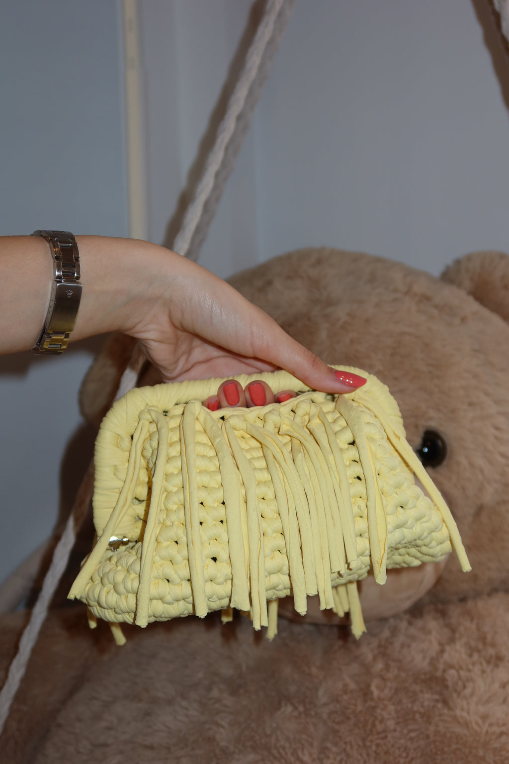 Borsa crochet gialla con frange