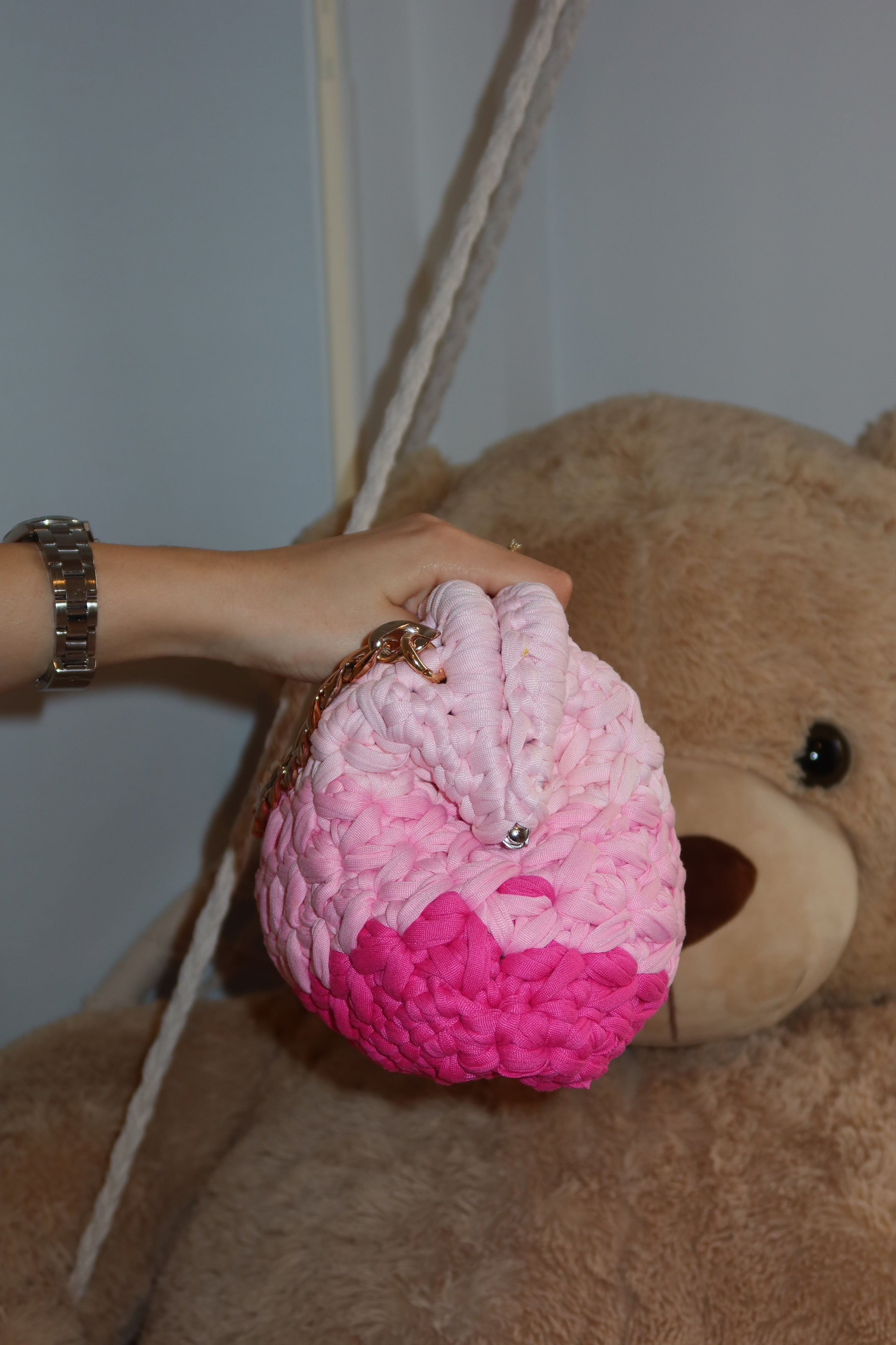 Borsa crochet con sfumature di rosa