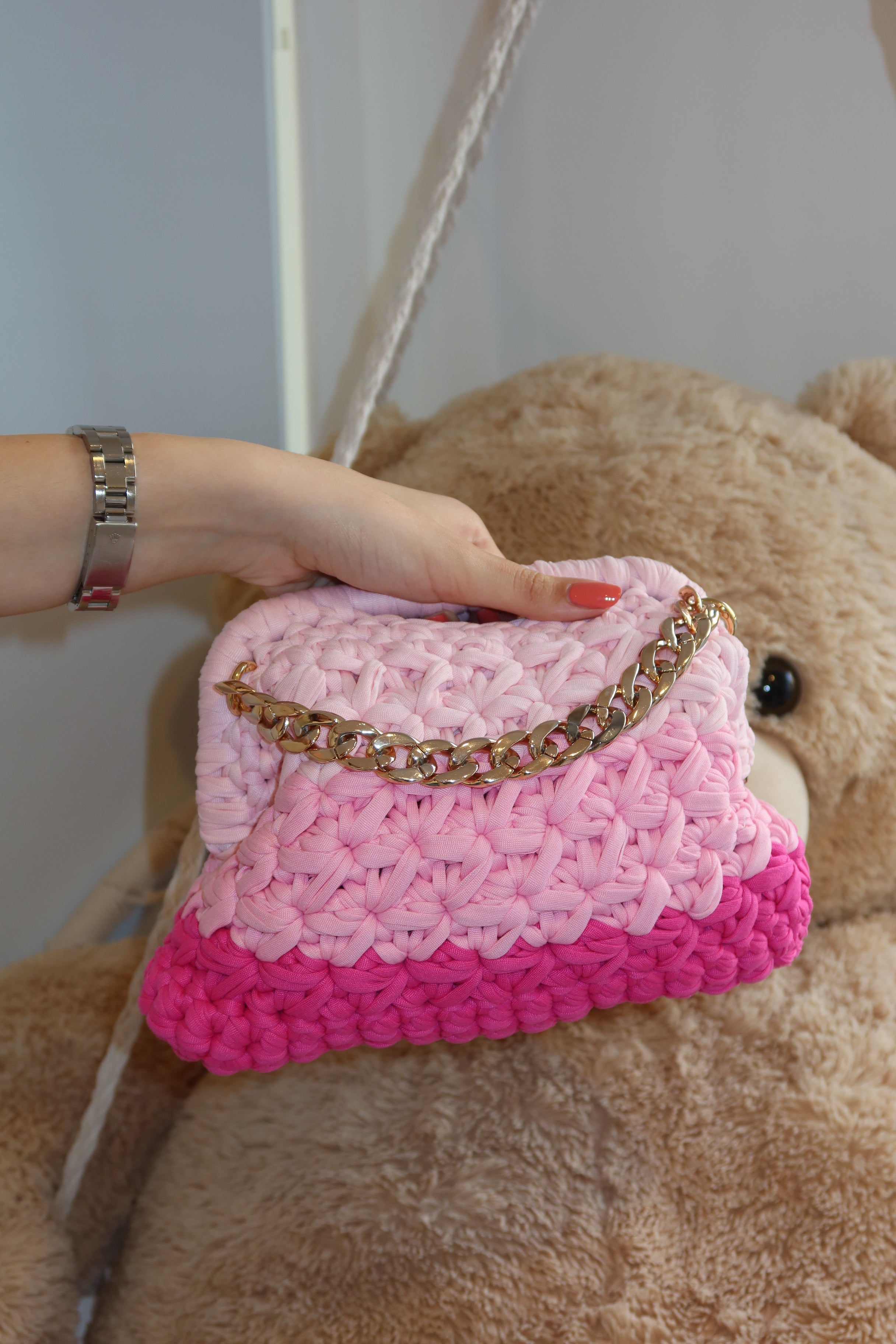 Borsa crochet con sfumature di rosa