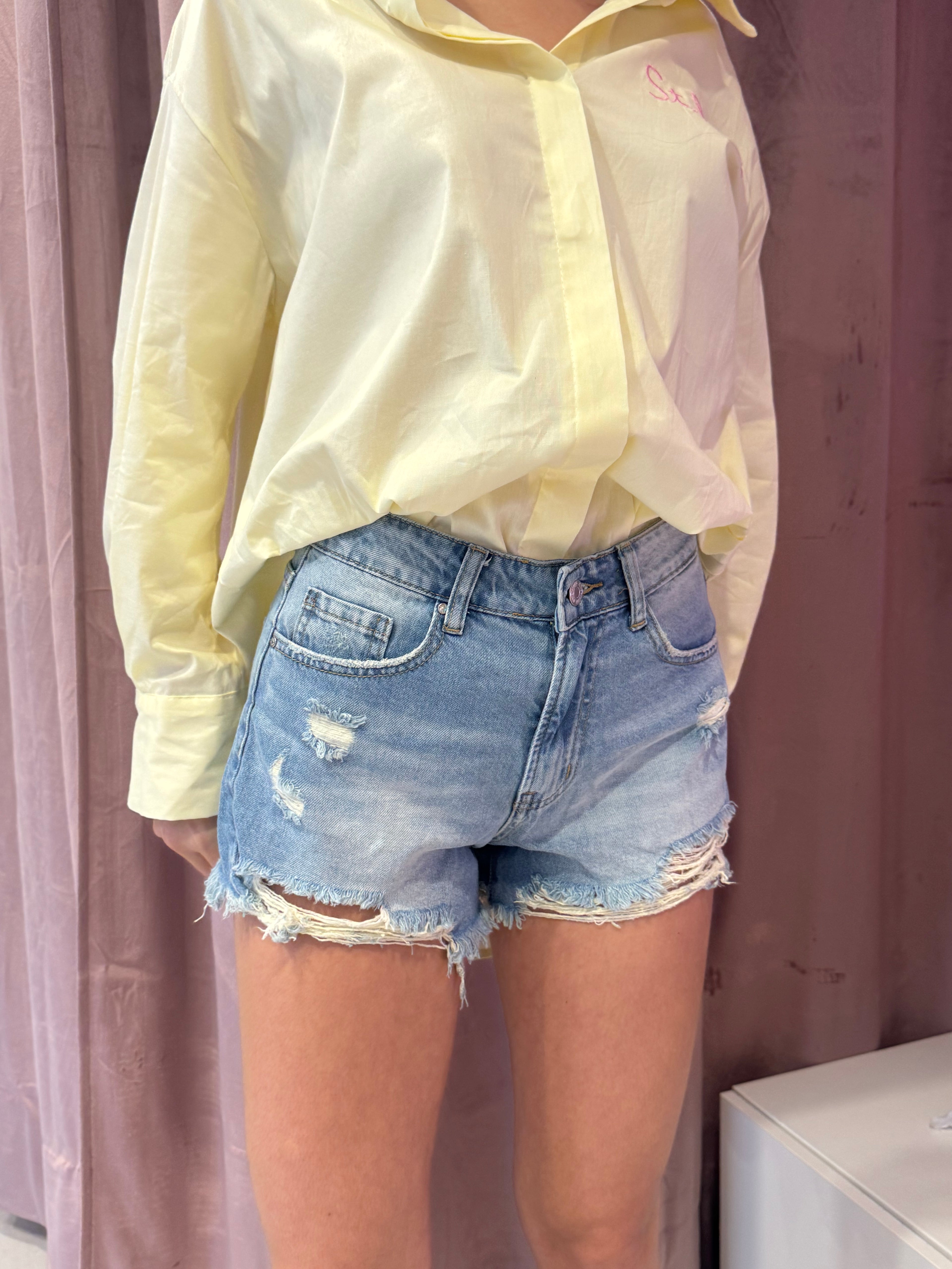 Pantaloncino di jeans lavaggio chiaro